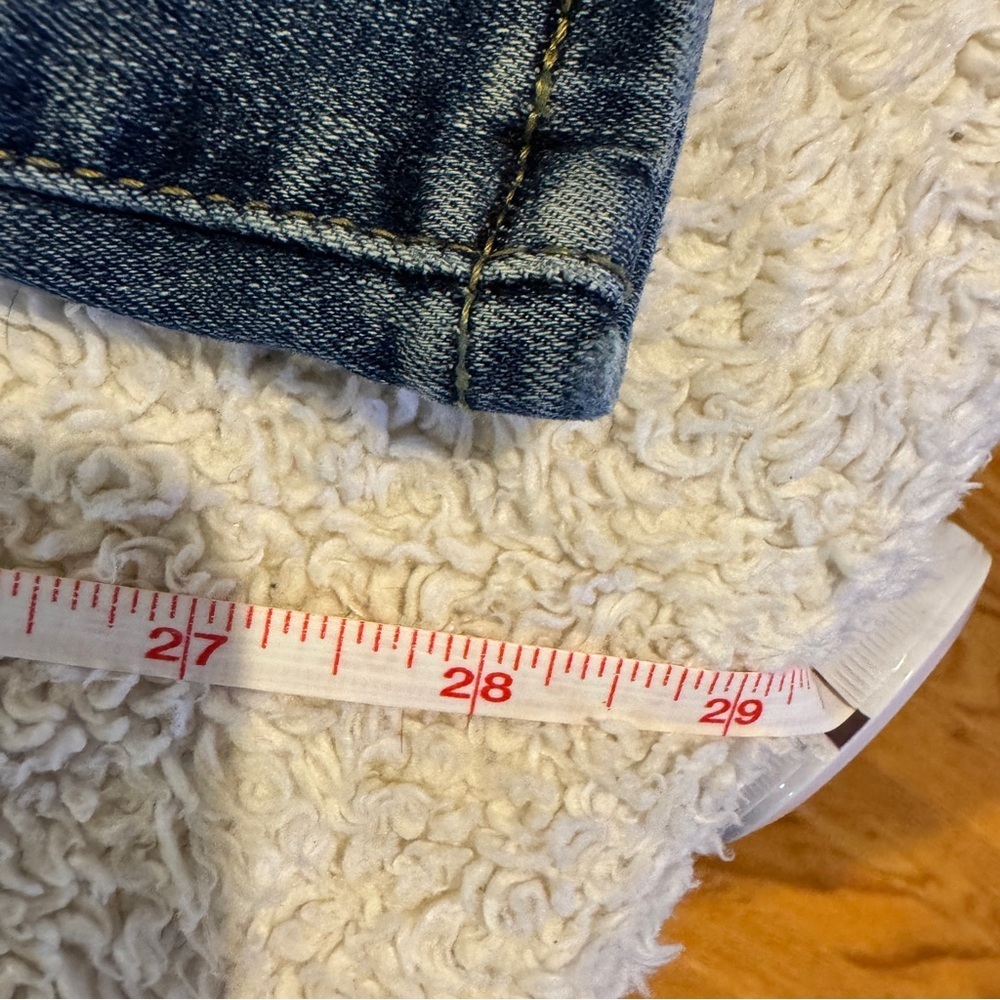 Women’s Levi Jeans - Picture 4 of 5
